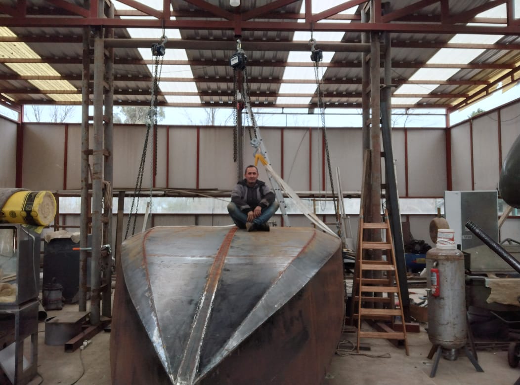 Diego encima del casco del velero Diego encima del casco del velero