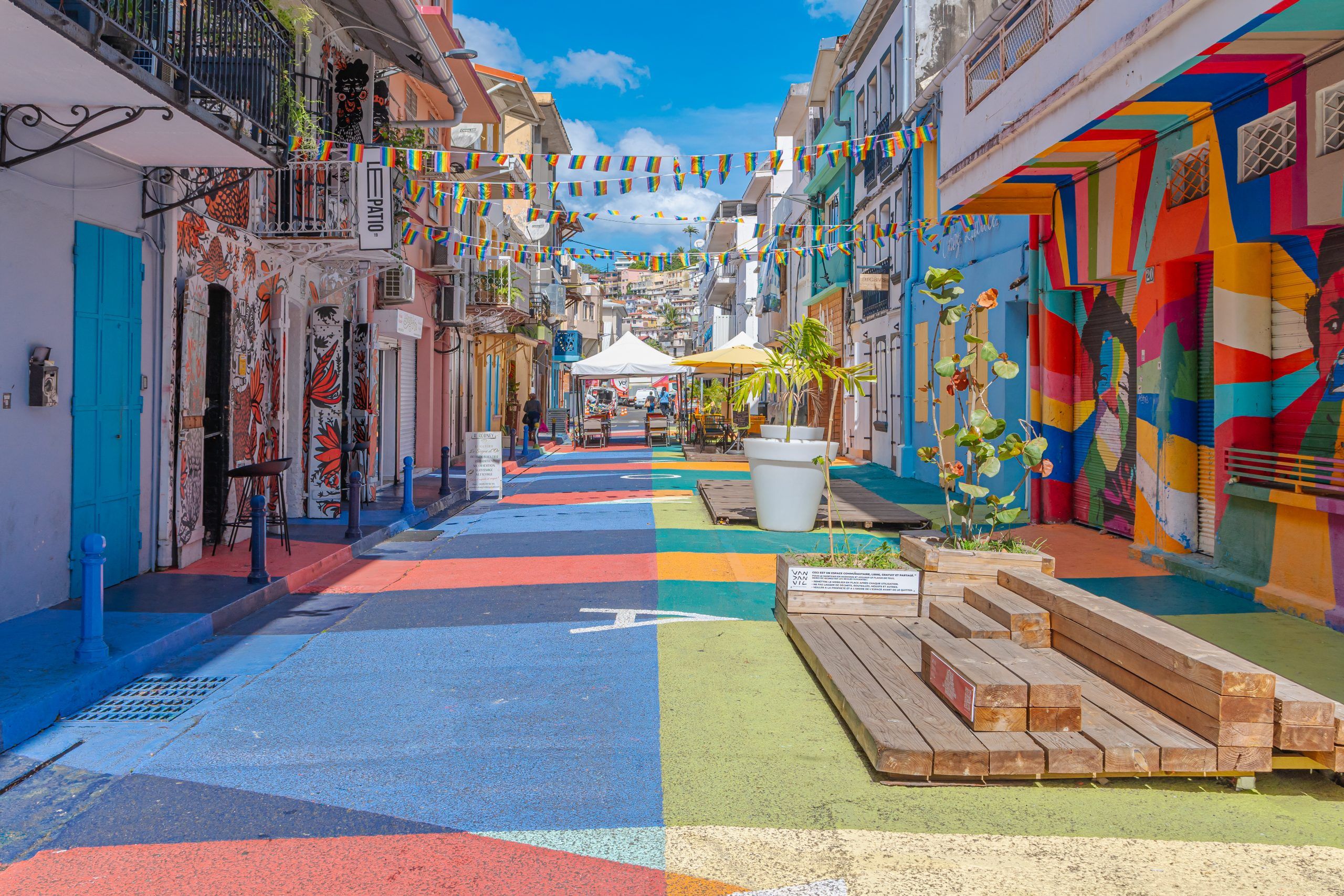 Fort-de-France, Martinique – 15 avril 2024 : Rue colorée Garnier Pages dans le centre ville de Fort-de-France.