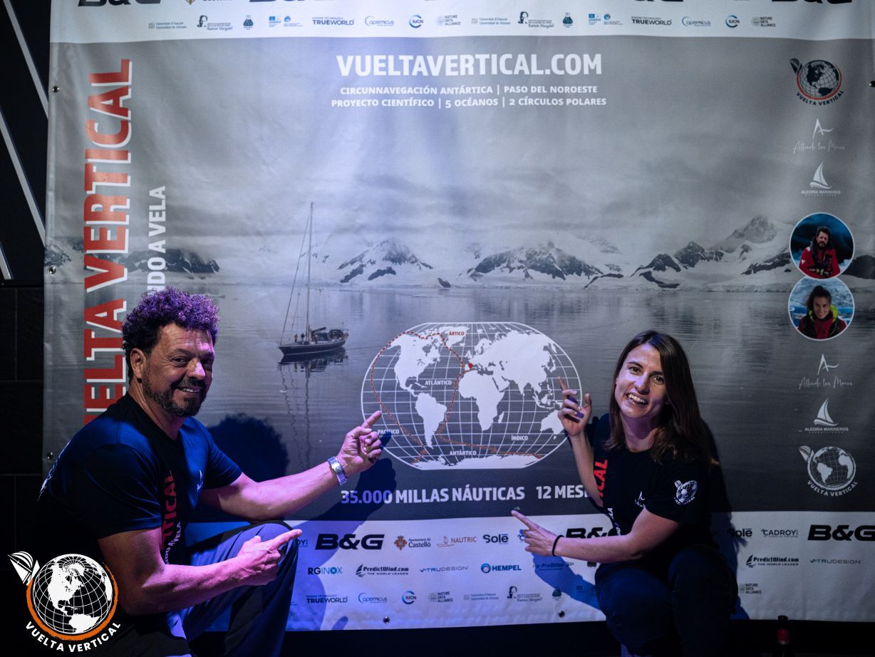 VUELTA VERTICAL Paula y Pedro en presentación oficial