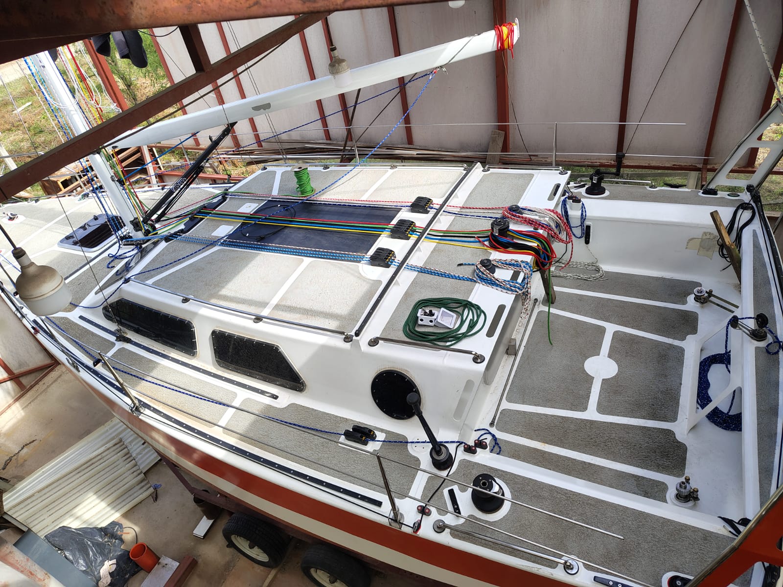 velero en astillero con aparejo velero en astillero con aparejo