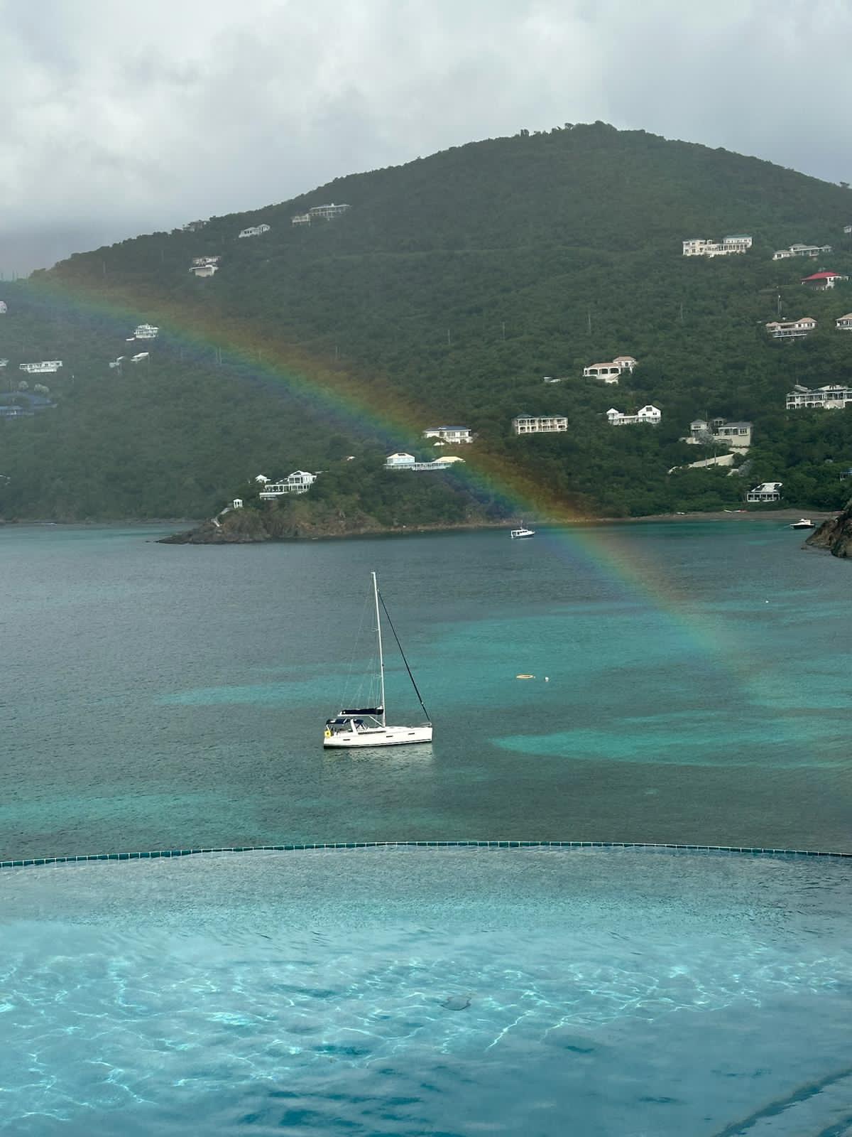 Velero Chez fondeado en bahía