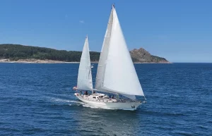 Velero Peregrina navegando al traves