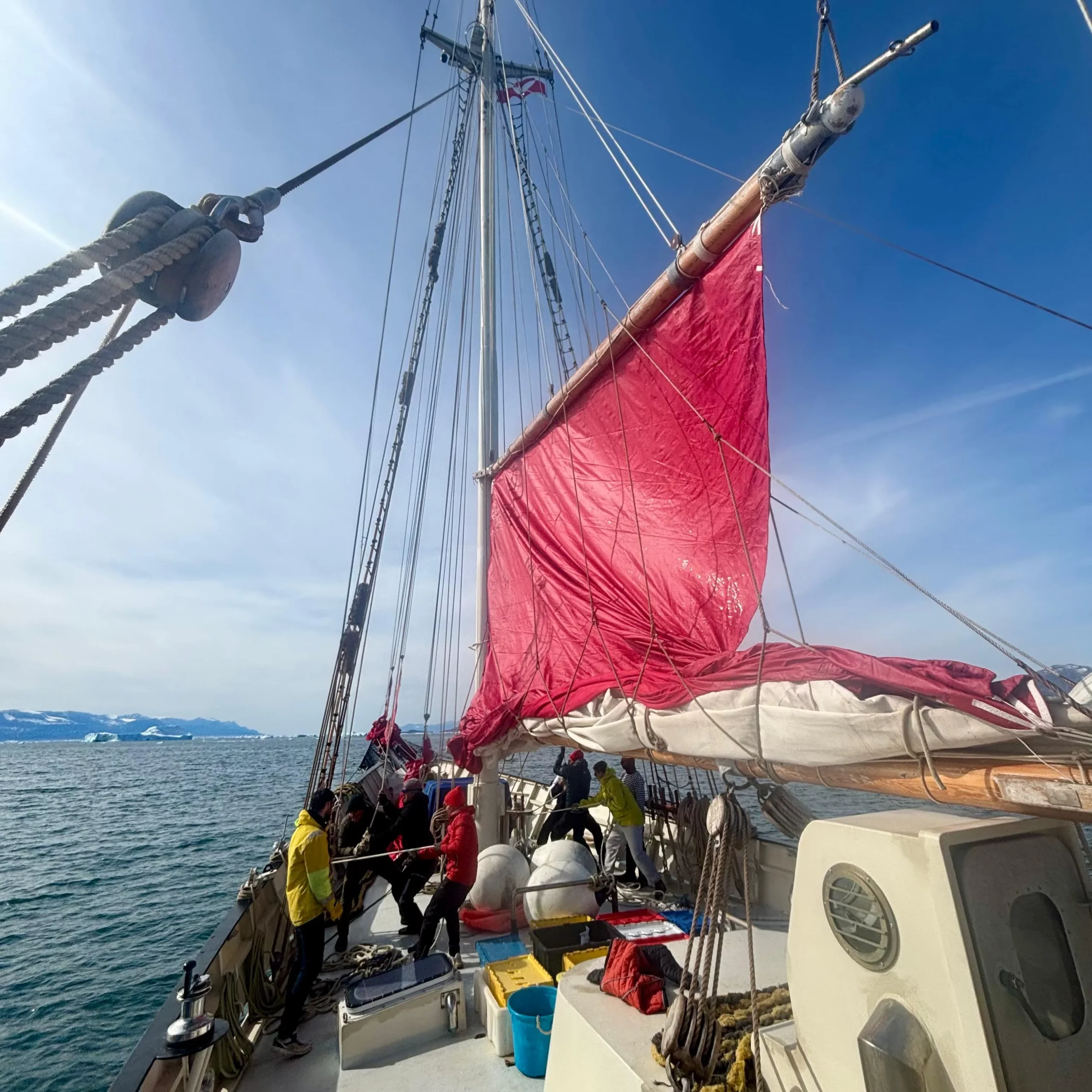 Izando velas en la goleta Elsi, mucho trabajo